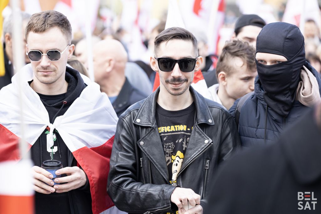 Святкаванне Дня Волі ў Варшаве, Польшча. На здымку (пасярэдзіне) – Ян Рудзік. 25 сакавіка 2023 года. (Фота: Ян Лісіцкі / Белсат)