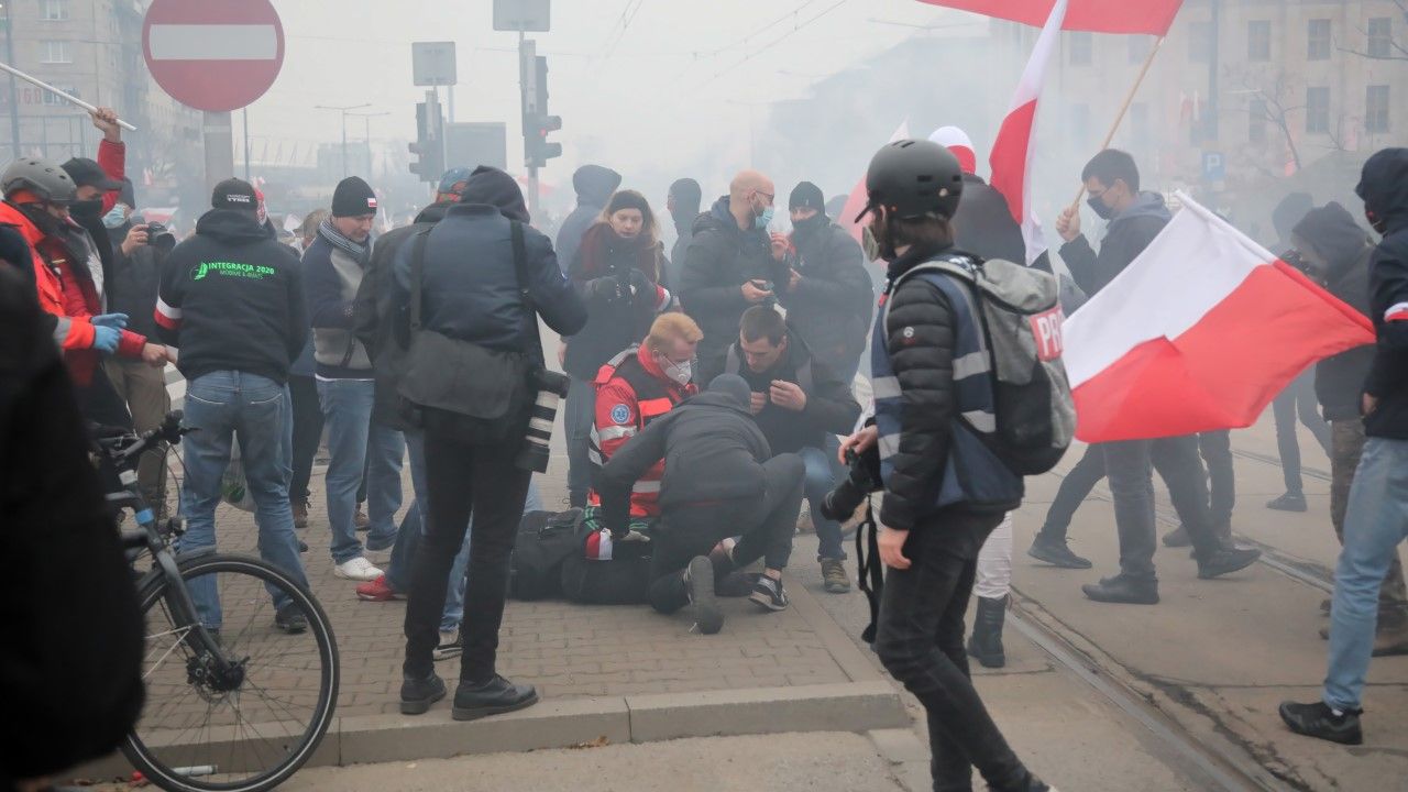 Uczestnicy Marszu Niepodległości na rondzie de Gaulle'a w Warszawie (fot. PAP/Wojciech Olkuśnik) Uczestnicy Marszu Niepodległości na rondzie de Gaulle'a w Warszawie (fot. PAP/Wojciech Olkuśnik)