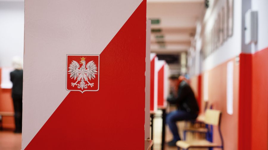Policja przekonuje, że wybory odbywają się bez poważniejszych incydentów (fot. Jacek Szydlowski / Forum)