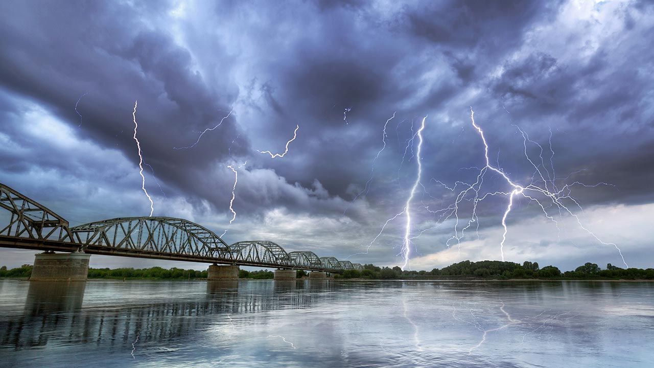 Z burzami przyjdzie ochłodzenie (fot. Shutterstock/Patryk Kosmider)