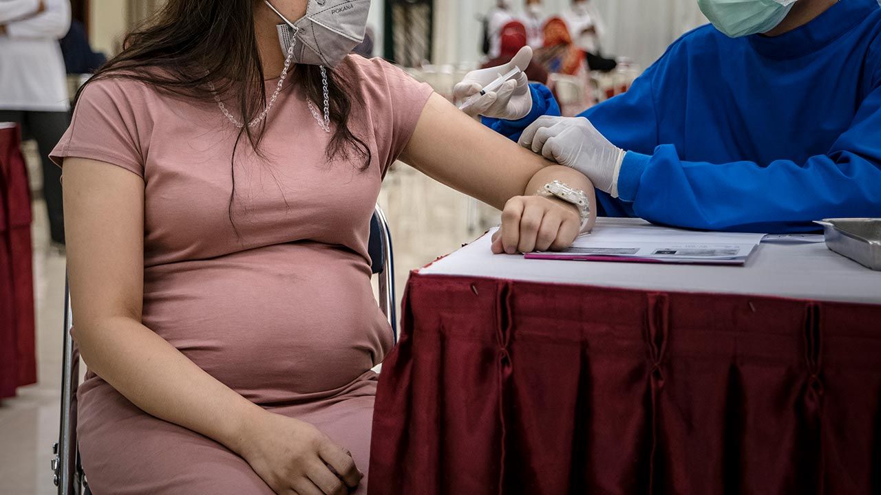 Matki, które przechodziły COIVD-19 w czasie ciąży, muszą potem pilnie obserwować przyrost wagi swoich dzieci (fot. Ulet Ifansasti/Getty Images)