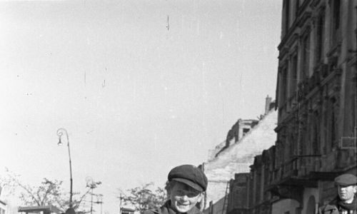 Спершу «Експрес» продавали газетярі – на фото маленький продавець на вулиці Маршалковській у 1946 році. Фото PAP/Jerzy Baranowski 