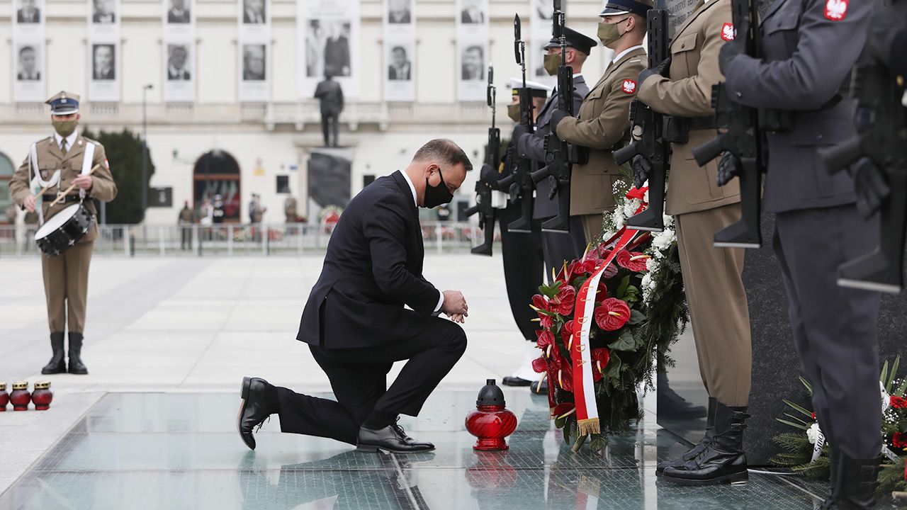 Prezydent Andrzej Duda podczas złożenia kwiatów pod pomnikiem Ofiar Tragedii Smoleńskiej 2010 roku (fot. PAP/Leszek Szymański) Prezydent Andrzej Duda podczas złożenia kwiatów pod pomnikiem Ofiar Tragedii Smoleńskiej 2010 roku (fot. PAP/Leszek Szymański)