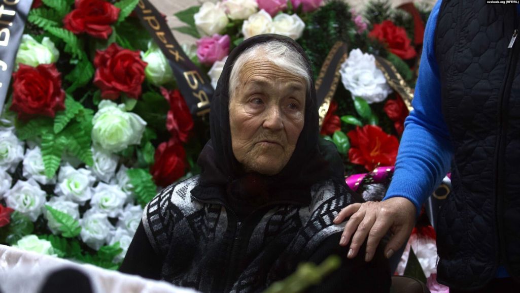 Алена Міронаўна Ашурак на развітанні з Вітольдам Ашуркам, Бярозаўка, 26 траўня 2021 году. (Фота: svaboda.org)