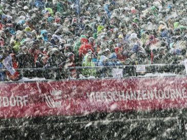 Widzowie na Schattenbergschanze