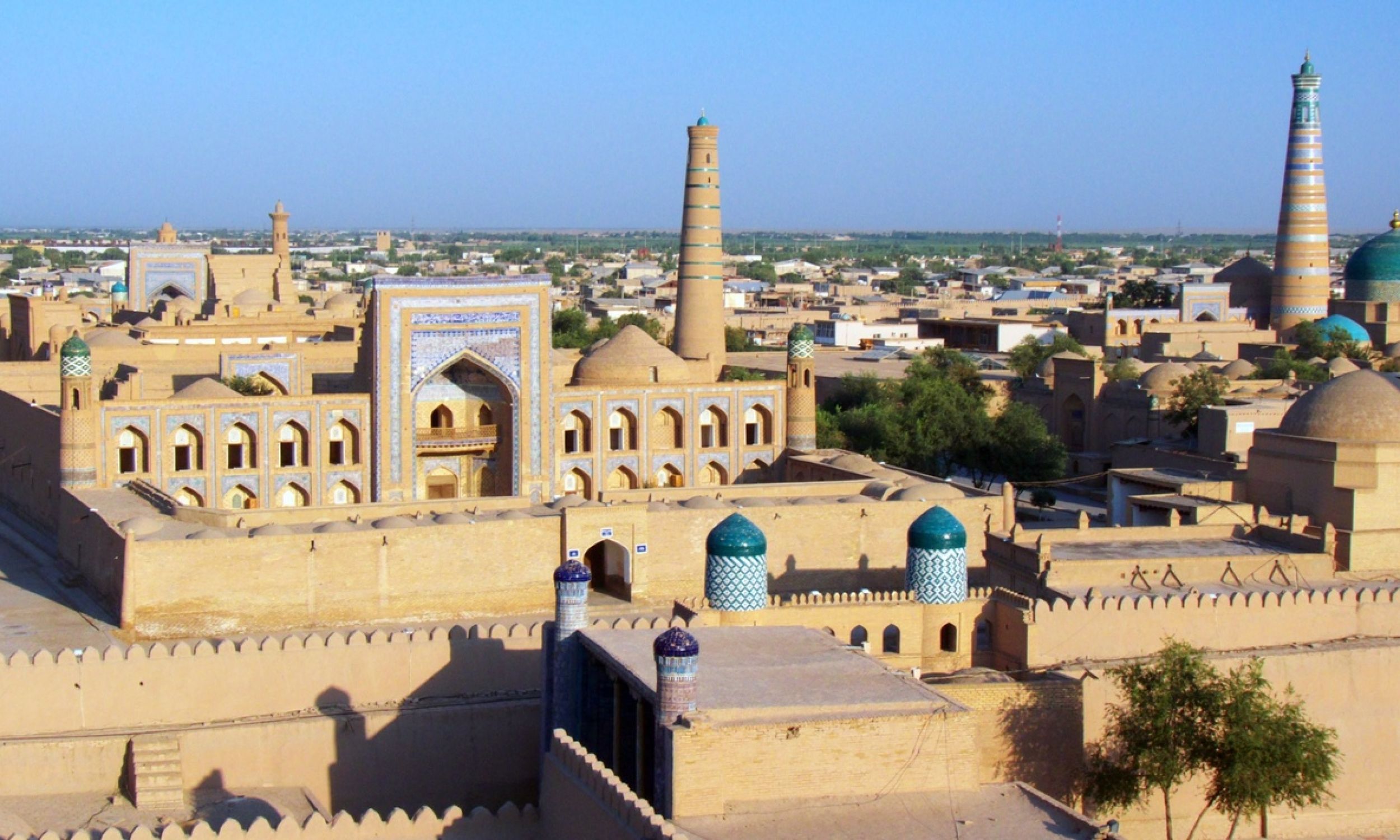 The current panorama of Khiva, seen from the city walls. Photo: Fulvio Falls from Turin, CC BY-SA 2.0, Wikimedia