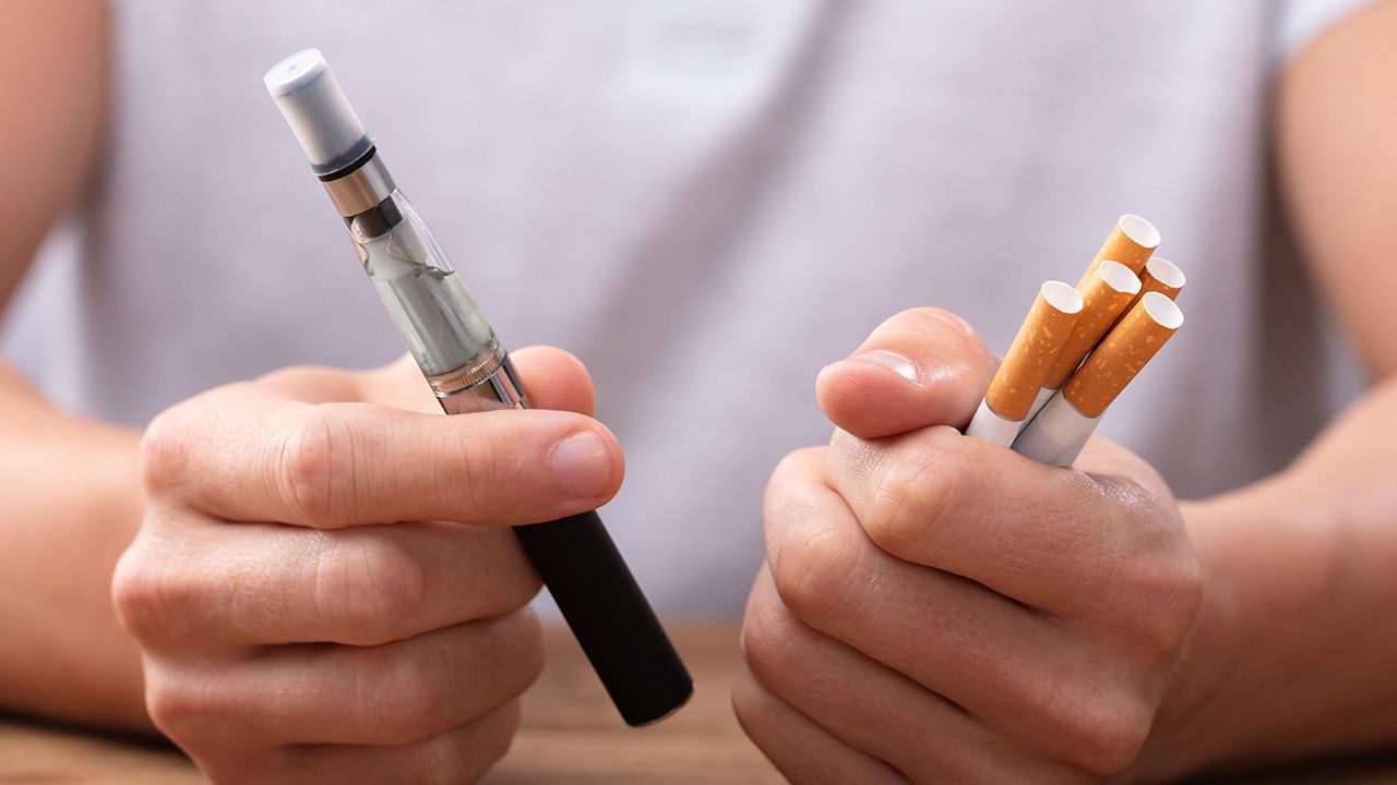 E-papierosy uzależniają tak samo jak tradycyjne (fot. Shutterstock/By Andrey_Popov)