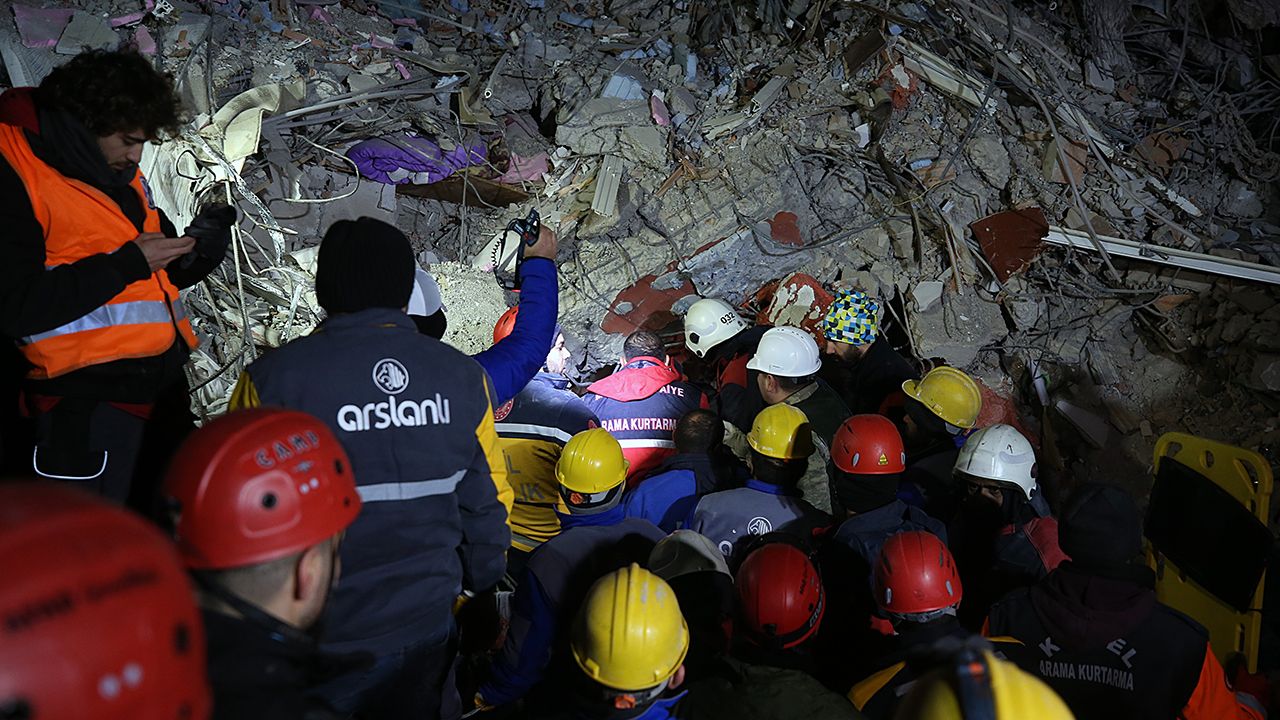 Zginęło co najmniej 7 tys. osób (fot.  Hakan Burak Altunoz/Anadolu Agency via Getty Images)