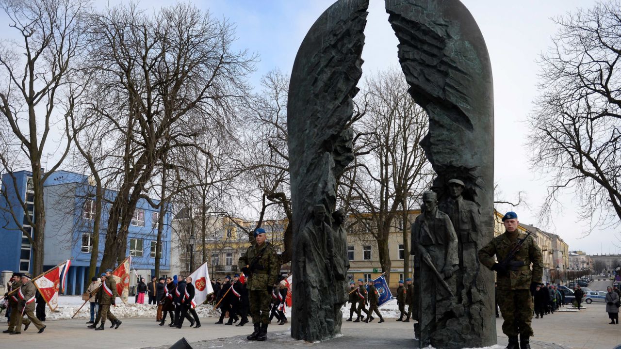 Uroczystości przed pomnikiem Armii Krajowej w Kielcach (fot. PAP/Piotr Polak)