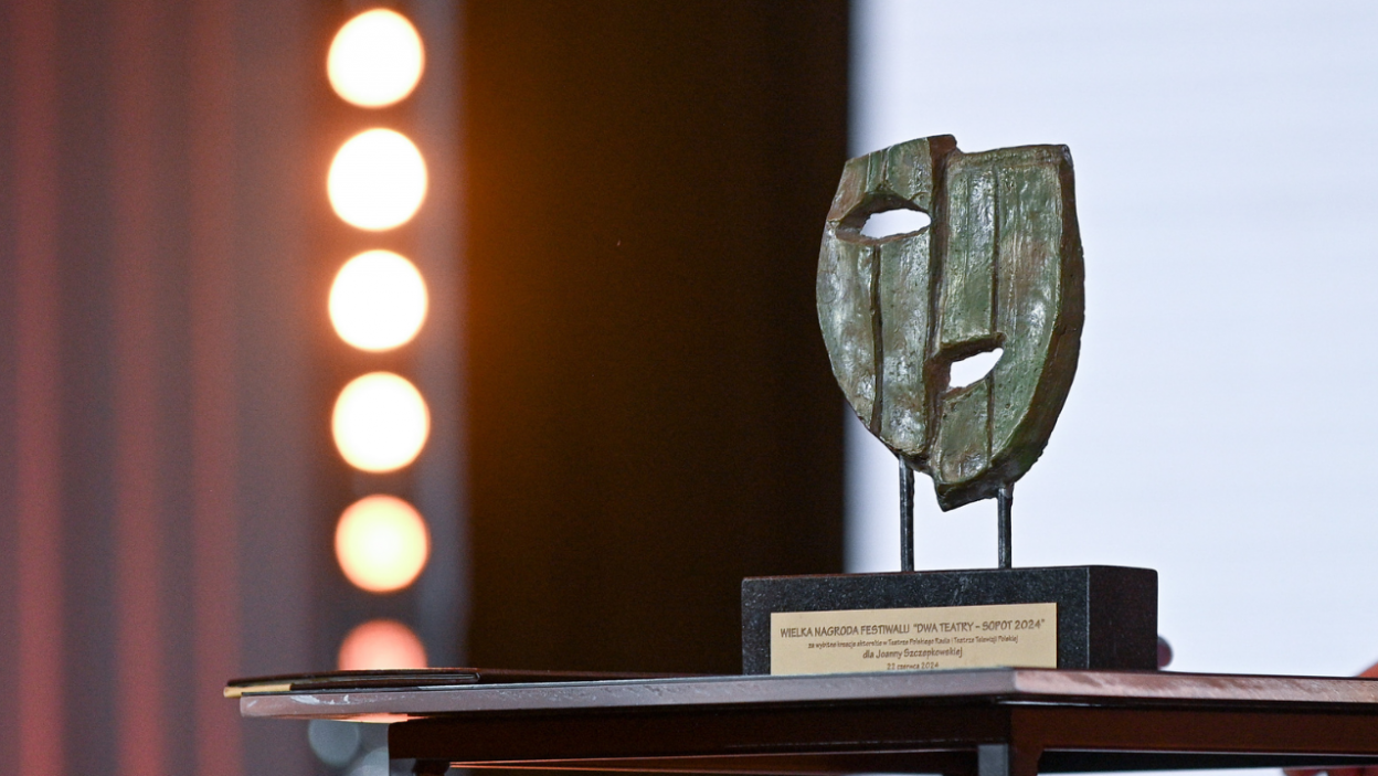 Statuetka teatralnej maski wręczana laureatom nagród podczas Festiwalu „Dwa Teatry” (fot. Natasz Młudzik/TVP)
