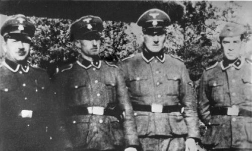 Członkowie załogi obozu zagłady w Treblince Paul Bredow, Willi Mentz, Max Möller oraz Josef Hirtreiter przed obozowym zoo. Fot. Wikimedia/ źródło Treblinka Museum. National Archives and Records.