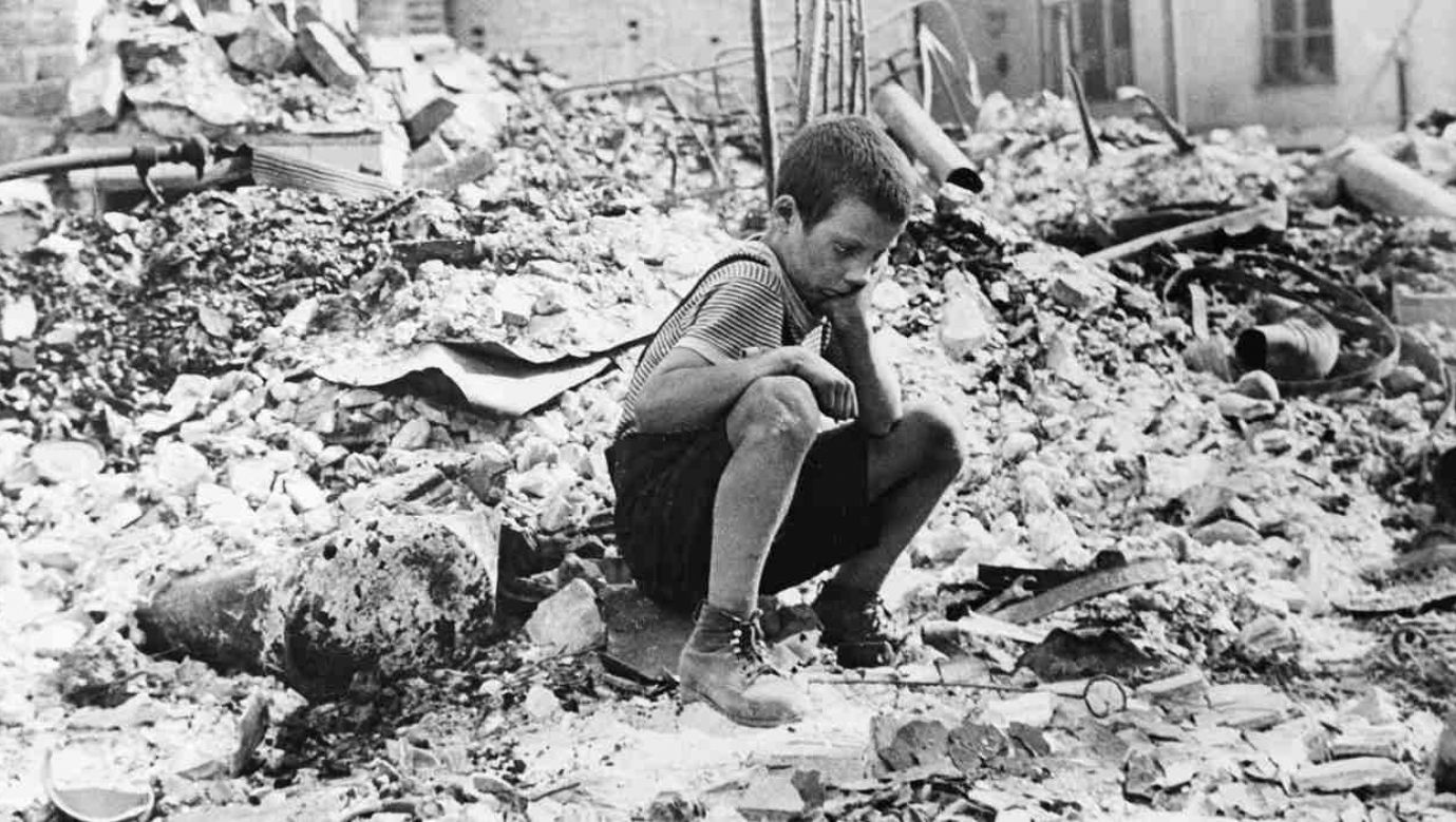Chłopiec na gruzach zbombardowanego domu. Jedno z najsłynniejszych zdjęć Juliena Bryana z oblężonej we wrześniu 1939 r. Warszawy.  Fot. Wikimedia