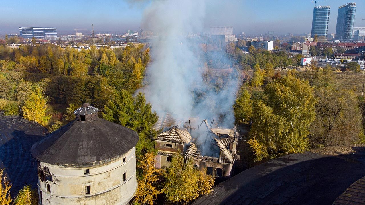 Pożar objął połowę dachu dwukondygnacyjnego budynku (fot. PAP/Andrzej Grygiel) Pożar objął połowę dachu dwukondygnacyjnego budynku (fot. PAP/Andrzej Grygiel)