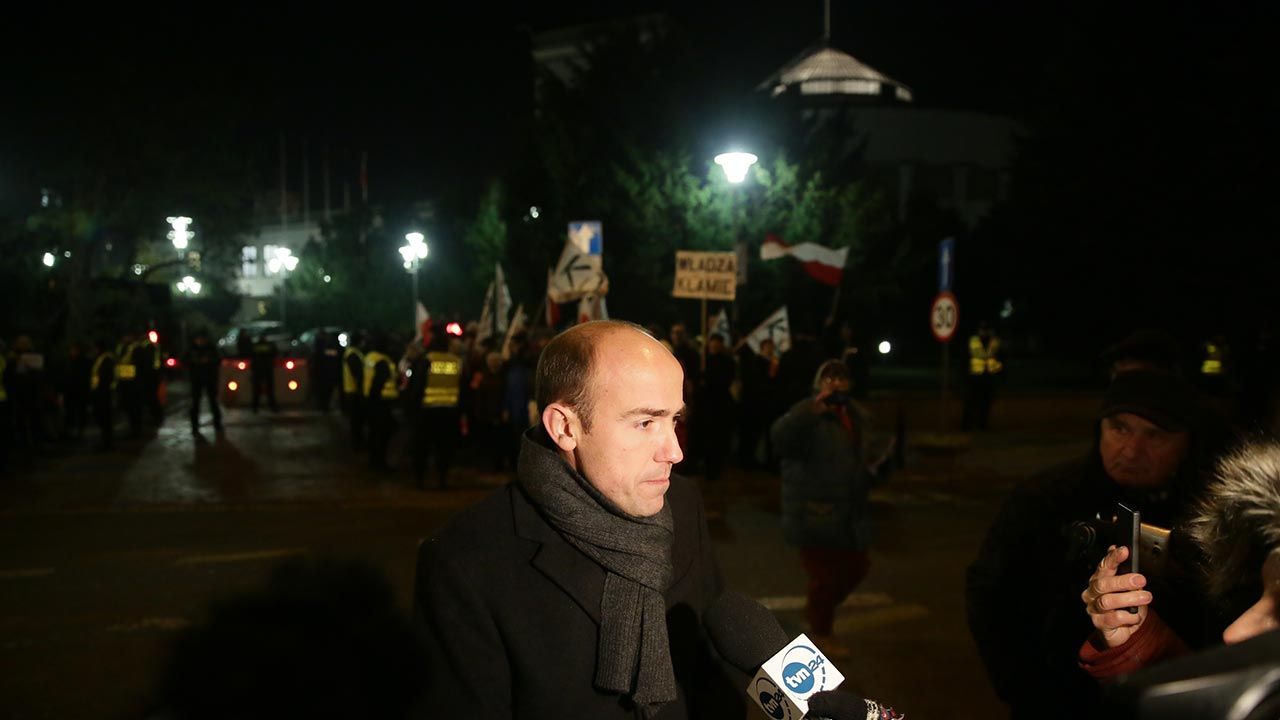 Borys Budka na manifestacji KOD przed Sejmem, 16 grudnia 2016 r. (fot. PAP/Tomasz Gzell)
