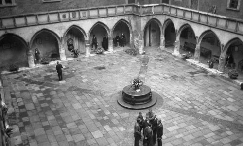 Kraków 1969. In the courtyard of the Collegium Maius of the Jagiellonian University. Photo: PAP / Jan Kosidowski