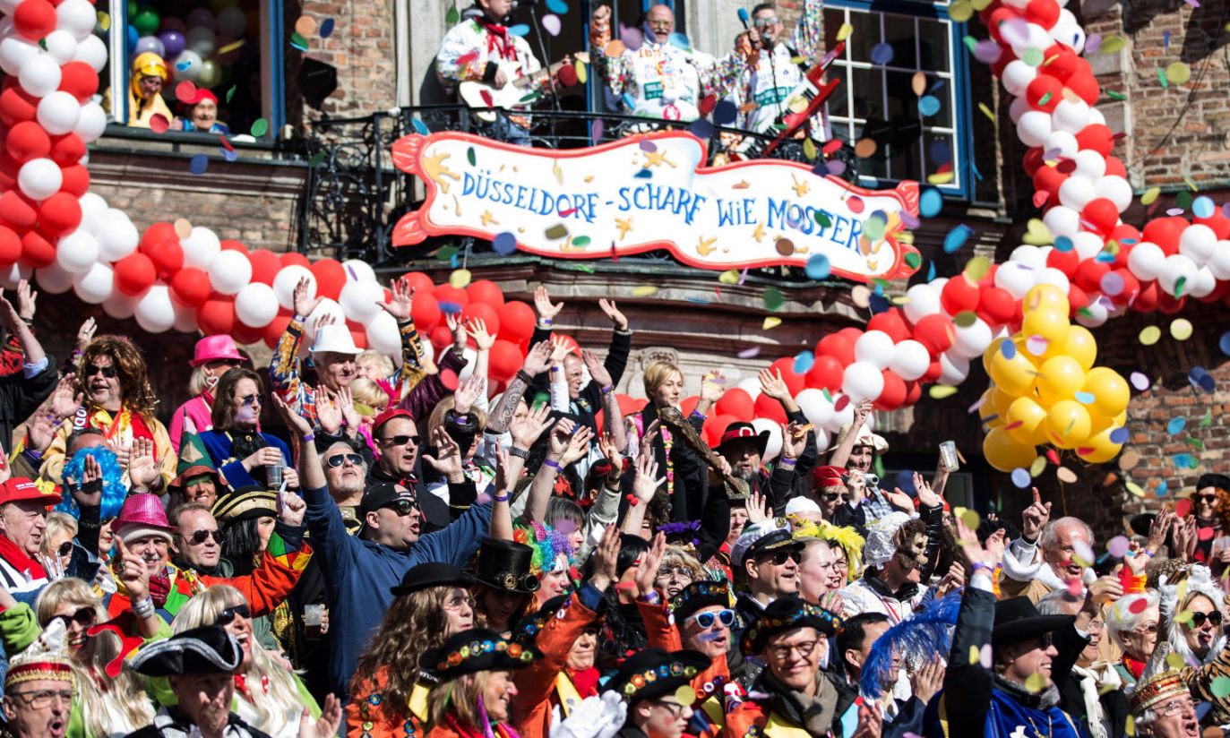 Время в дюссельдорфе сейчас. Rosenmontag в Дюссельдорфе. Дюссельдорф праздники карнавал. Дюссельдорф Рейнский карнавал. Фашинг карнавал в Германии.