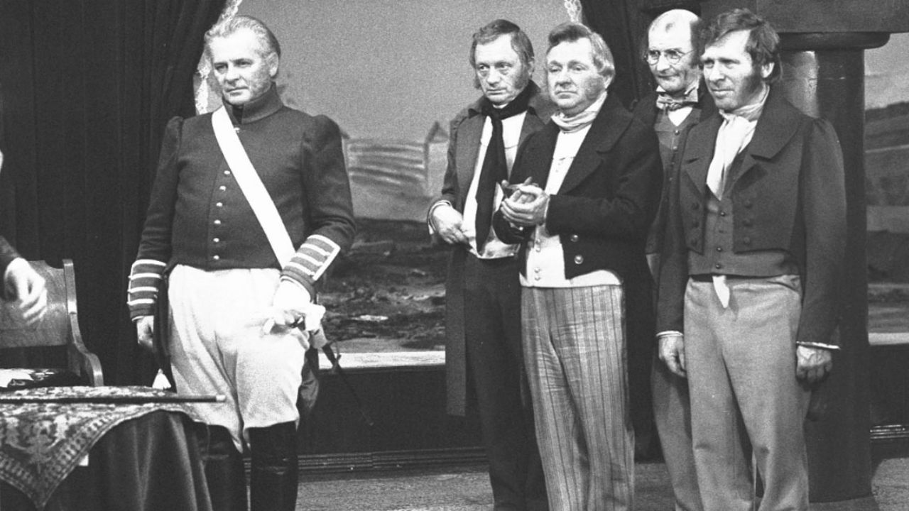 Ten sam rok to również wyjątkowy spektakl „Rewizor” w reżyserii Jerzego Gruzy (fot. TVP)
