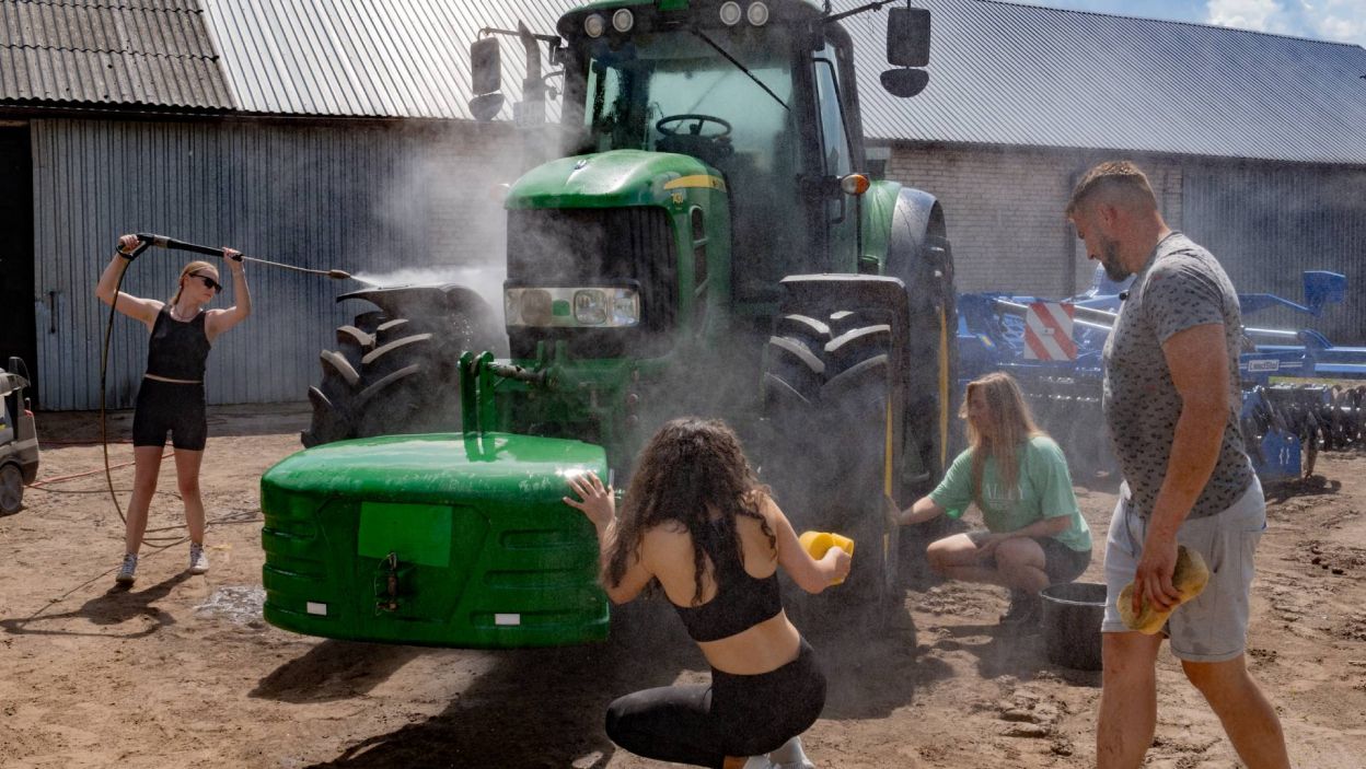 Rolnik zlecił dziewczynom mycie potężnego traktora (fot. TVP)