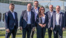 Artur Kolator (L) i Sławomir Pietrzyk (2 od lewej) walczą o władzę w Mazowieckim Związku Piłki Nożnej. Wybory zorganizowano za zamkniętymi drzwiami (fot: 400mm.pl)