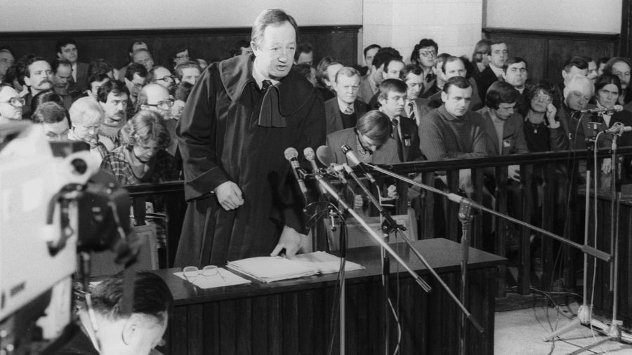 Sąd Wojewódzki w Toruniu, 31 stycznia 1985 r. Proces sprawców zabójstwa księdza Jerzego Popiełuszki, tzw. proces toruński. Na zdjęciu pełnomocnik oskarżycieli posiłkowych Edward Wende.. Fot. PAI/Tadeusz Zagoździński/PAP