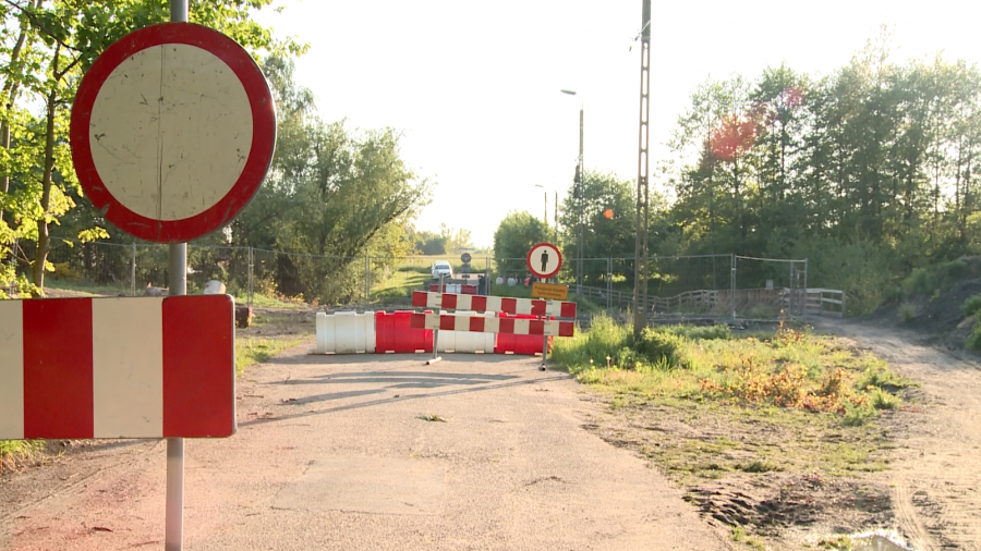 Na budowę nowego mostu mieszkańcy czekają już ponad pół roku. Fot. TVP3 Katowice