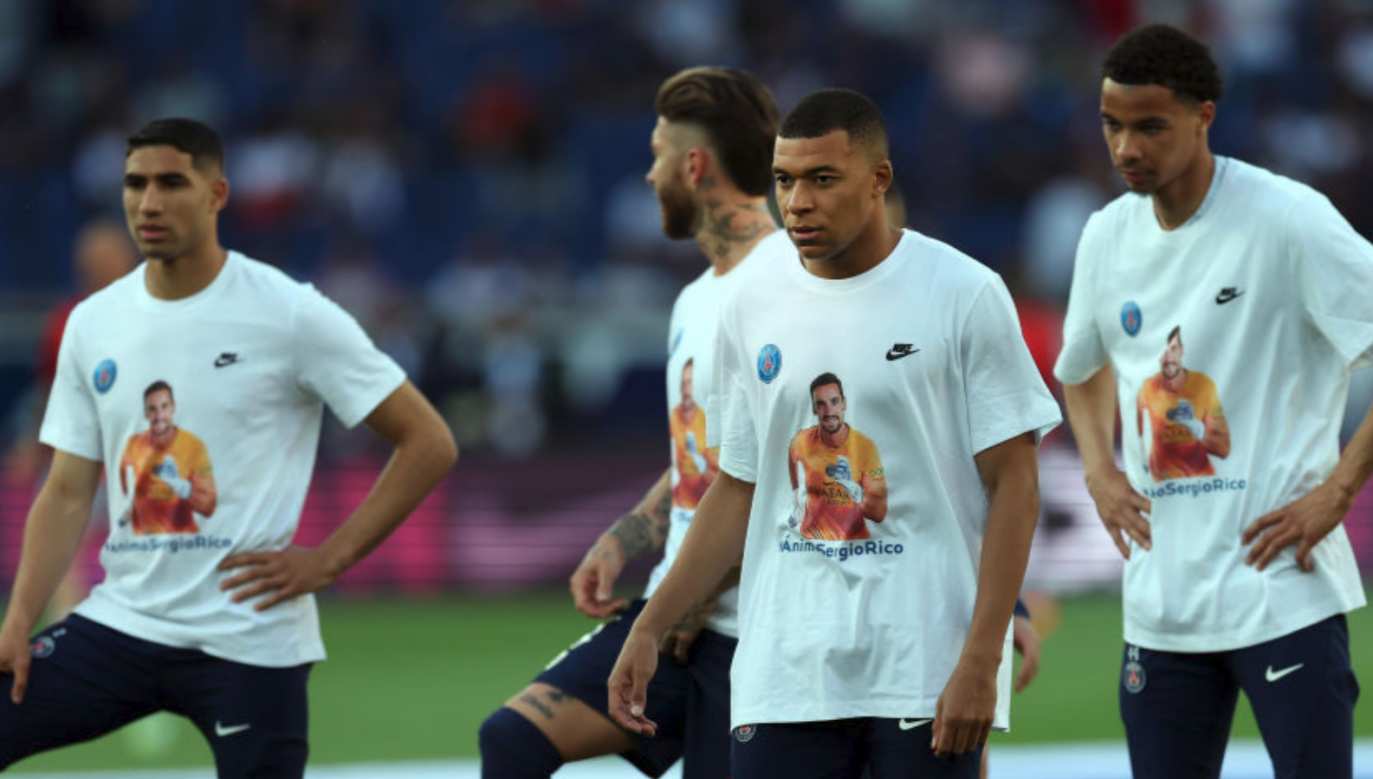 Hiszpana wsparli zawodnicy PSG, którzy wyszli na rozgrzewkę w specjalnych koszulkach (fot. Getty Images)