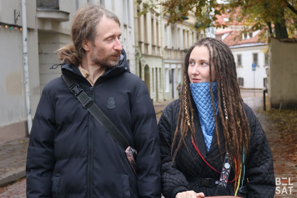 Грамадскія актывісты Аліна Нагорная і Ігар Случак з дзецьмі ў Вільні, Літва. Кастрычнік 2023 года. (Фота: Белсат)