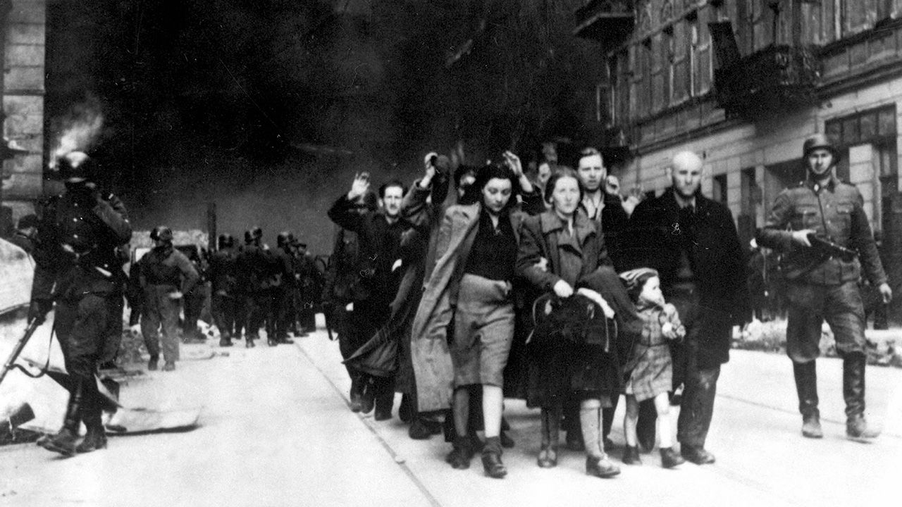 Za pomoc Żydom podczas okupacji niemieckiej czekała Polaków śmierć. (fot. Universal History Archive/Universal Images Group via Getty Images)