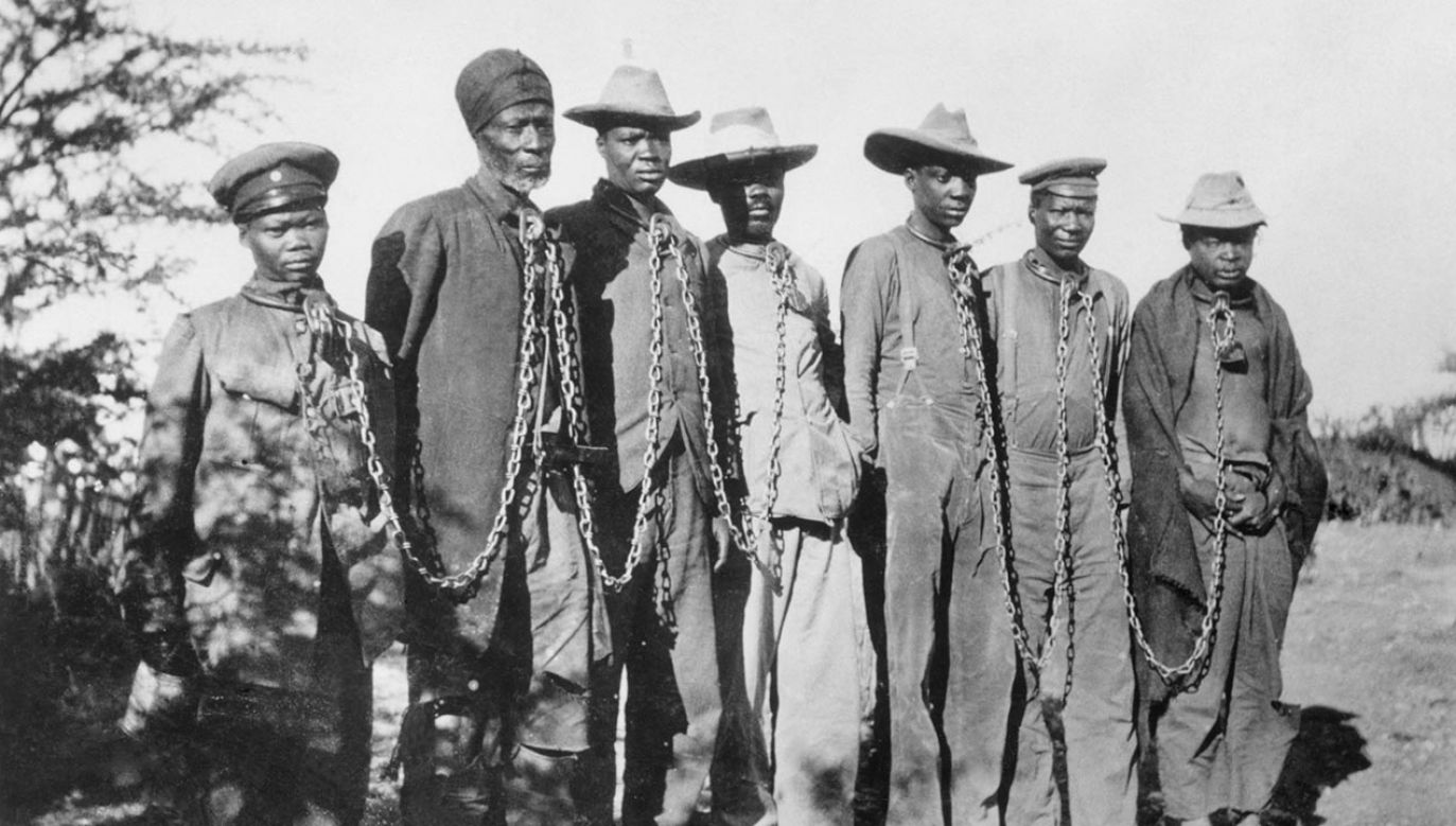 Więźniowie ludu Herero ujęci podczas powstania przeciw niemieckim kolonistom w 1904 r. (fot.  ullstein bild/ullstein bild via Getty Images)