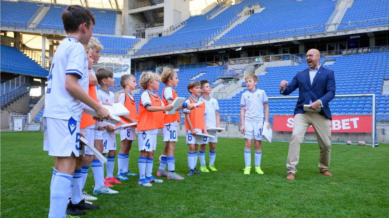 Minister sportu z młodymi adeptami futbolu (fot. PAP).