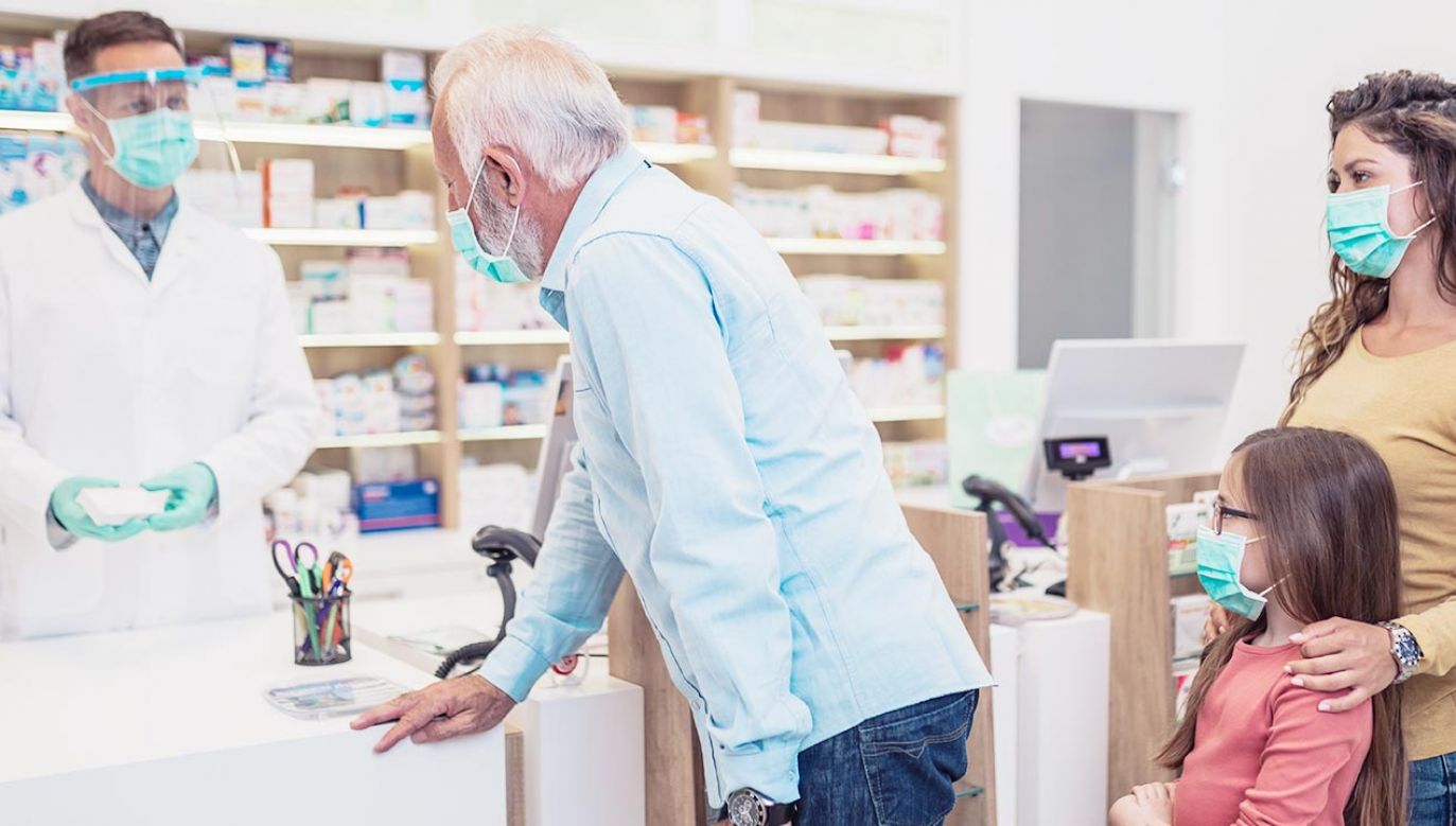 Obowiązek noszenia maseczek w szpitalach i aptekach przedłużony (fot. Shutterstock)