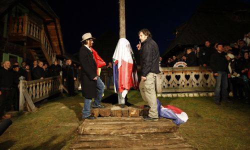 Джонни Депп и Эмир Кустурица открывают статую актера во время фестиваля в Кустендорфе, 2010 год. Фото: Srdjan Stevanovic/WireImage/ Getty Images
