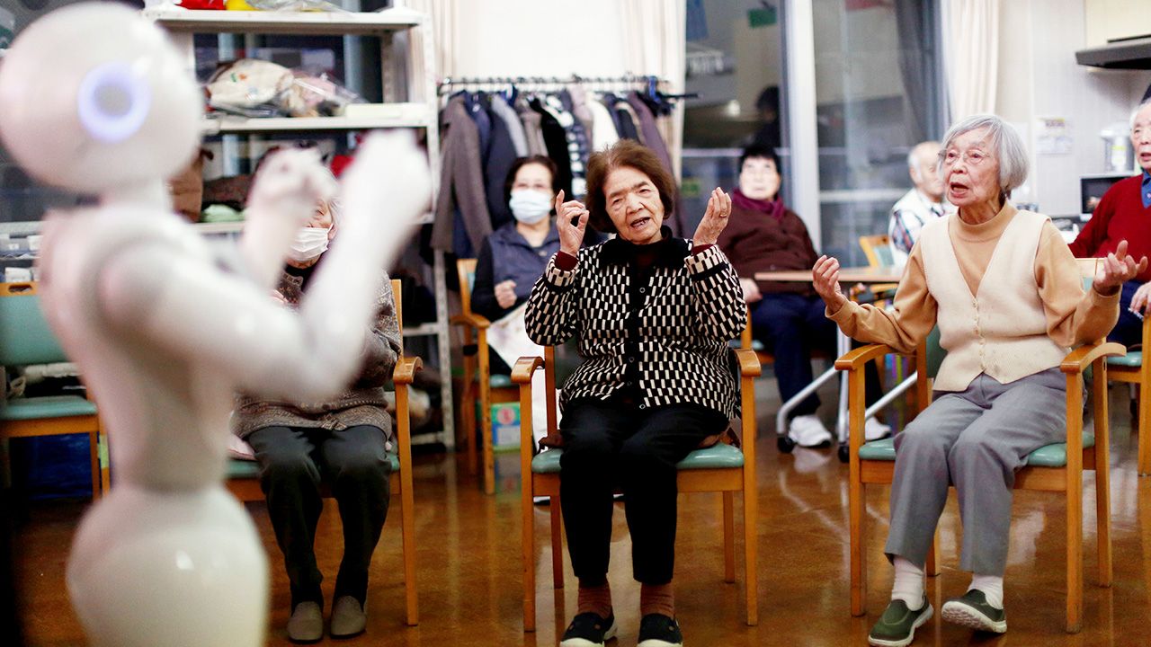 Roboty znalazły zatrudnienie w domu opieki Shin-tomi w Tokio (fot. REUTERS/Kim Kyung-Hoon) Roboty znalazły zatrudnienie w domu opieki Shin-tomi w Tokio (fot. REUTERS/Kim Kyung-Hoon)