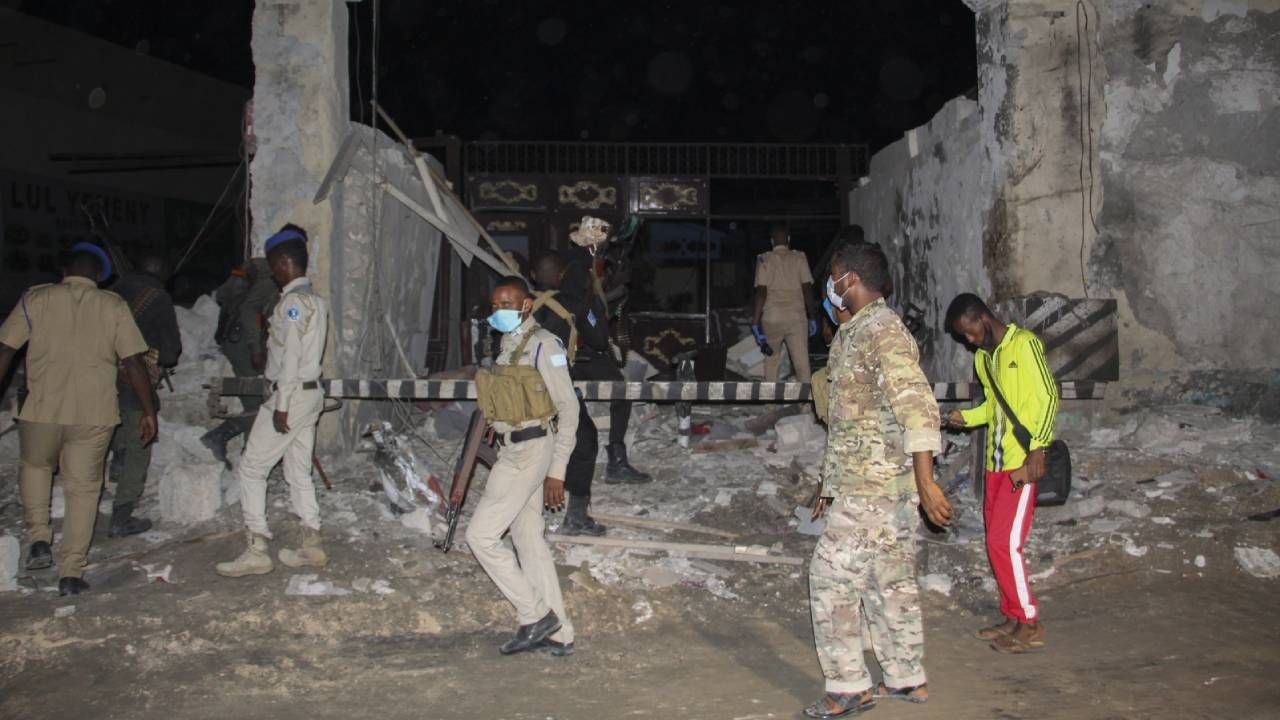 Był to już drugi atak bombowy na tę restaurację (fot. PAP/EPA/SAID YUSUF WARSAME) Był to już drugi atak bombowy na tę restaurację (fot. PAP/EPA/SAID YUSUF WARSAME)