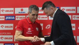 Prezes Związek Piłki Ręcznej w Polsce Sławomir Szmal (P) i nowy trener piłkarzy ręcznych reprezentacji Polski Jota Gonzalez (L)  (fot. PAP)