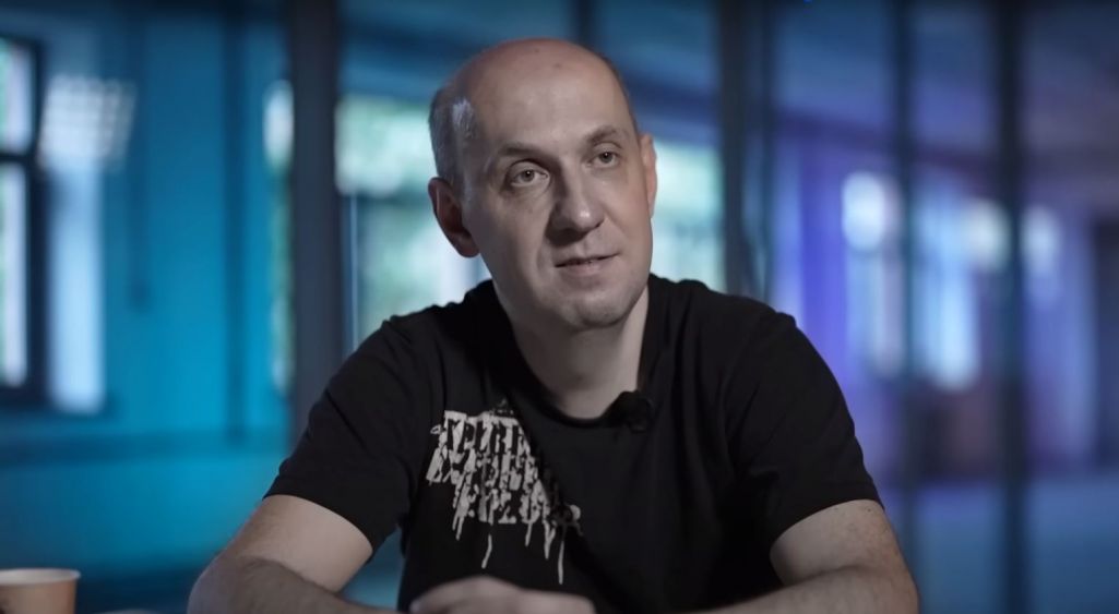 Вайсковы эксперт Андрэй Паротнікаў на кадрах з прапагандысцкага фільму ОНТ. (Фота: скрыншот з відэа ОНТ)