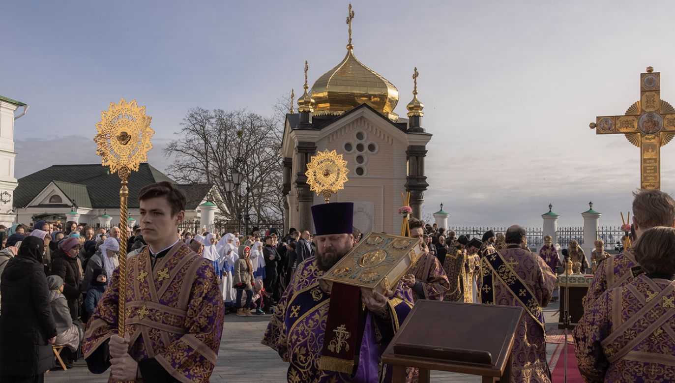 Mnisi Ukraińskiego Kościoła Prawosławnego podległego Moskwie odmawiają opuszczenia klasztoru w Kijowie (fot.  Roman Pilipey/Getty Images)