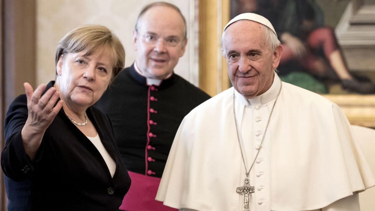 Angela Merkel i papież Franciszek wezmą udział w modlitwie o pokój (fot. Vatican Pool/Getty Images) Angela Merkel i papież Franciszek wezmą udział w modlitwie o pokój (fot. Vatican Pool/Getty Images)