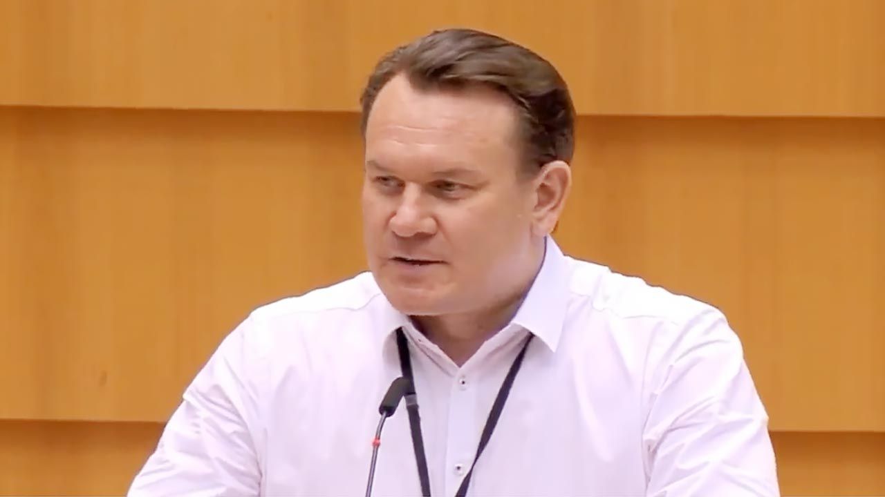 Dominik Tarczyński podczas środowej debaty w Parlamencie Europejskim (fot. TT/ Dominik Tarczyński MEP)