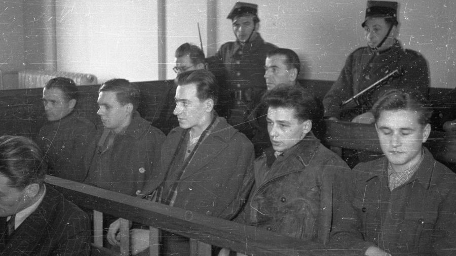 Proces tzw. grupy Fertaka. Na fotografii w pierwszym rzędzie od lewej Jan Kochański (skazany na 12 lat więzienia), Czesław Grzywacz (13 lat), Czesław Gałązka (kara śmierci), Józef Łukaszewicz (kara śmierci), Edward Markosik (kara śmierci). W drugim rzędzie w okularach z lewej ks. Kazimierz Fertak (15 lat), z prawej ks. Wiktor Łubiński (4 lata). Fot. PAP