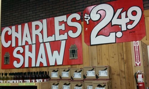 Charles Shaw w Kalifornii już po wzroście ceny w 2013 r., czyli po 2,49 USD za butelkę. Fot. Cullen328 – Praca własna, CC0, https://commons.wikimedia.org/w/index.php?curid=39137085