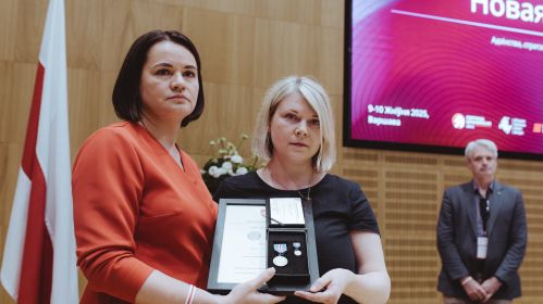 Лідарка дэмакратычных сілаў Святлана Ціханоўская падчас цырымоніі ўзнагароджання на канферэнцыі «Новая Беларусь». Варшава, Польшча. 10 жніўня 2025 года. Фота: Рауль Дзюк / Белсат
