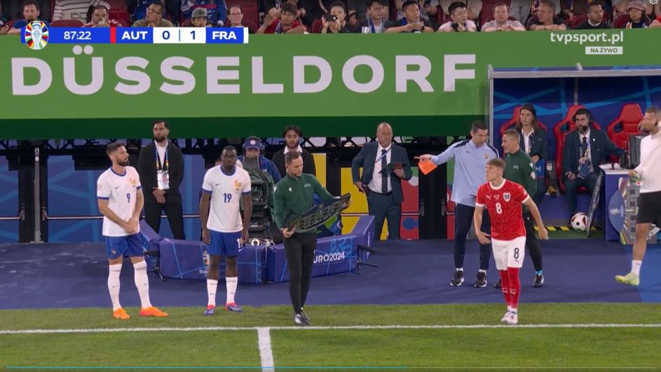 1. Oficjel reprezentacji Francji rozmawia z rezerwowym sędzią asystentem trzymając druk do wymiany zawodników (fot. TVPSPORT.PL) 1. Oficjel reprezentacji Francji rozmawia z rezerwowym sędzią asystentem trzymając druk do wymiany zawodników (fot. TVPSPORT.PL)