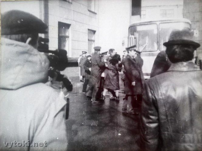 Арышт удзельнікаў акцыі на Дзень Волі. 25 сакавіка 1989 года. Менск. (Фота: Дзмітрый Карлівонаў / vytoki.net)