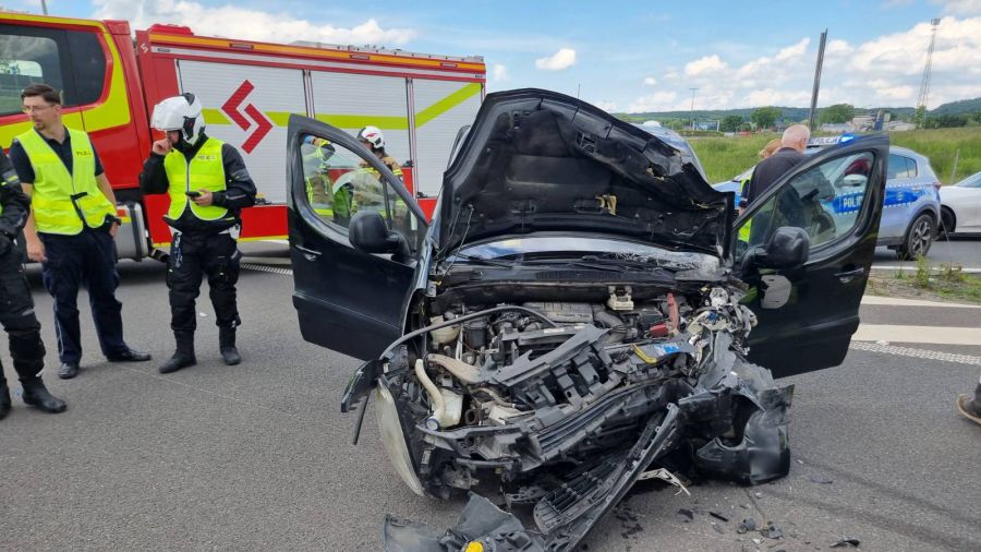Auto wjechało pod prąd i doprowadziło do zderzenia (fot. KPP SP w Jaworze)