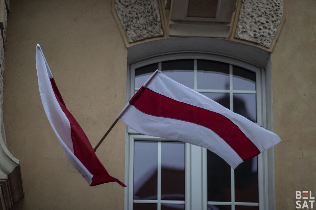 Беларускі і польскія сцягі на ўрадзе ў горадзе Элк, Польшча. 24 сакавіка 2023 года. (Фота: ЛМ / Белсат)