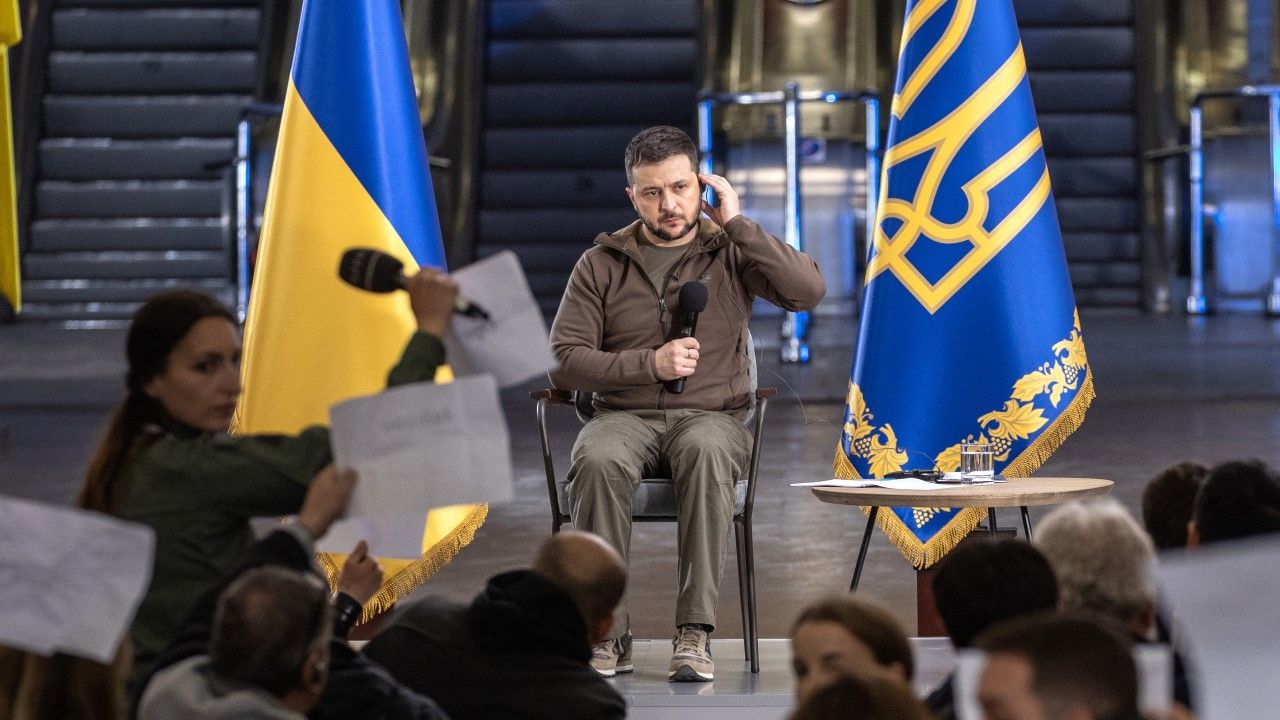 Prezydent Ukrainy Wołodymyr Zełenski w trakcie konferencji prasowej w Kijowie (fot. John Moore/Getty Images)