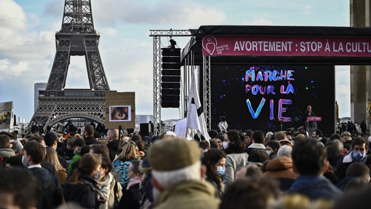 Kilkatysiecy osób protestowało w niedzielę przeciwko aborcji i ustawie bioetycznej (fot. Julien Mattia/Anadolu Agency via Getty Images) Kilkatysiecy osób protestowało w niedzielę przeciwko aborcji i ustawie bioetycznej (fot. Julien Mattia/Anadolu Agency via Getty Images)
