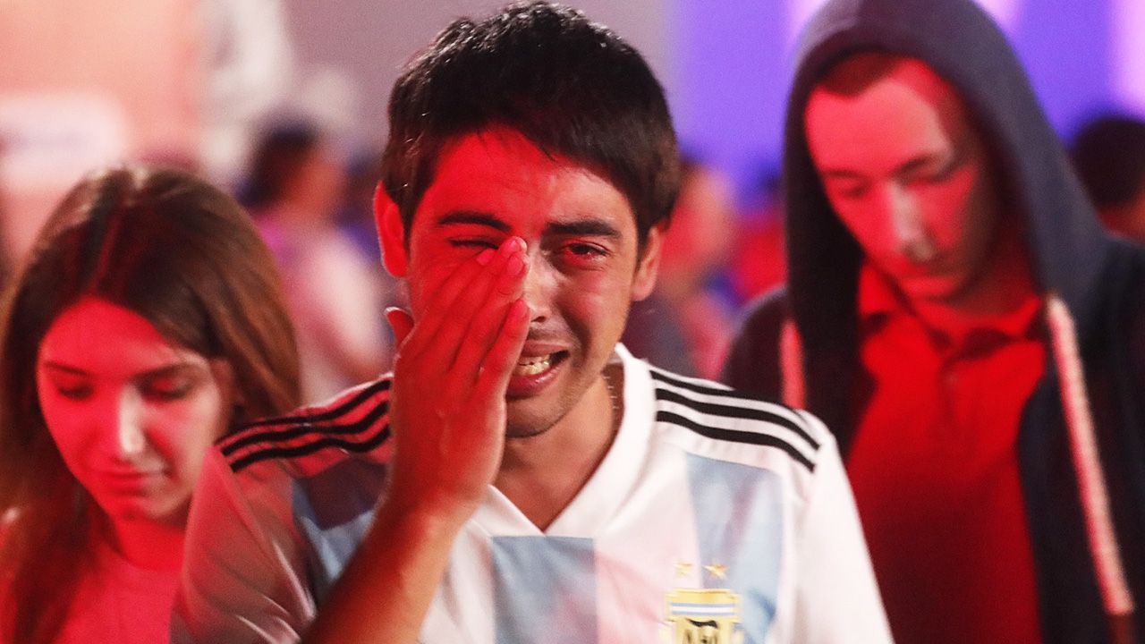Reakcje argentyńskich kibiców po przegranym meczu z Chorwacją (fot. PAP/EPA/MAXIM SHIPENKOV)