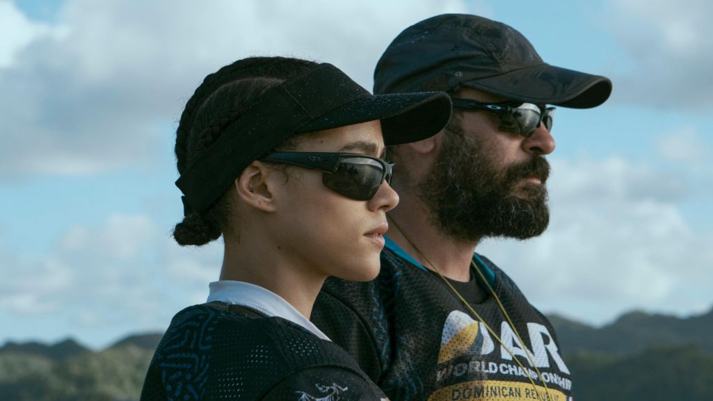 „Mój pies Artur” opowiada o szwedzkim podróżniku i sportowcu Mikaelu Lindnordzie (Mark Wahlberg), który podczas wyścigu Adventure Racing World Series w 2014 r. przygarnął bezdomnego psa. Fot. materiały prasowe/ Kino świat